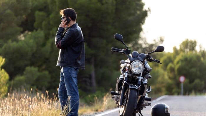 Nichts geht mehr und Sie möchten Ihr Motorrad mit einem Bekannten abschleppen? Das ist leider verboten.