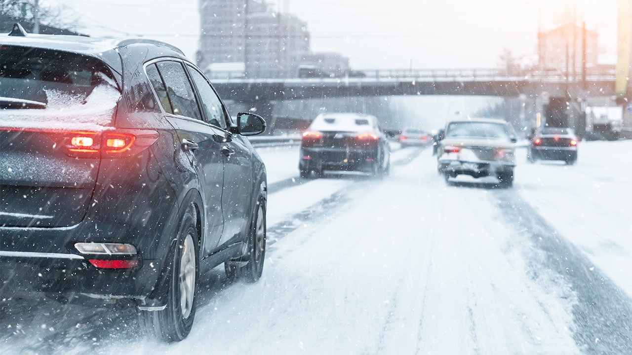 Fahrzeuge auf einem verschneiten Highway