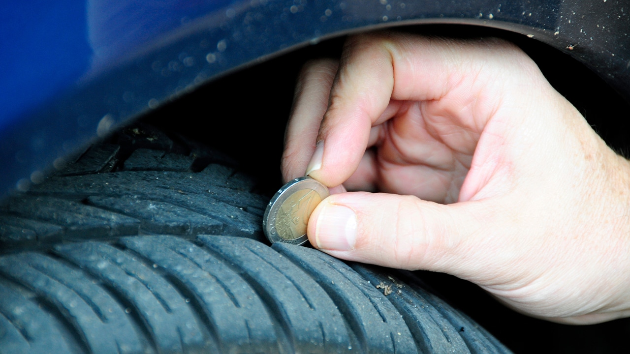 Autoreifen Profiltiefe Check mit einer 2 € Münze