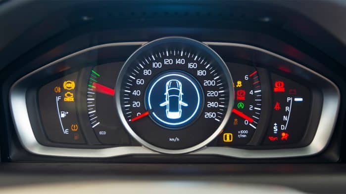Armaturenbrett in einem modernen Auto mit Tankanzeige etc