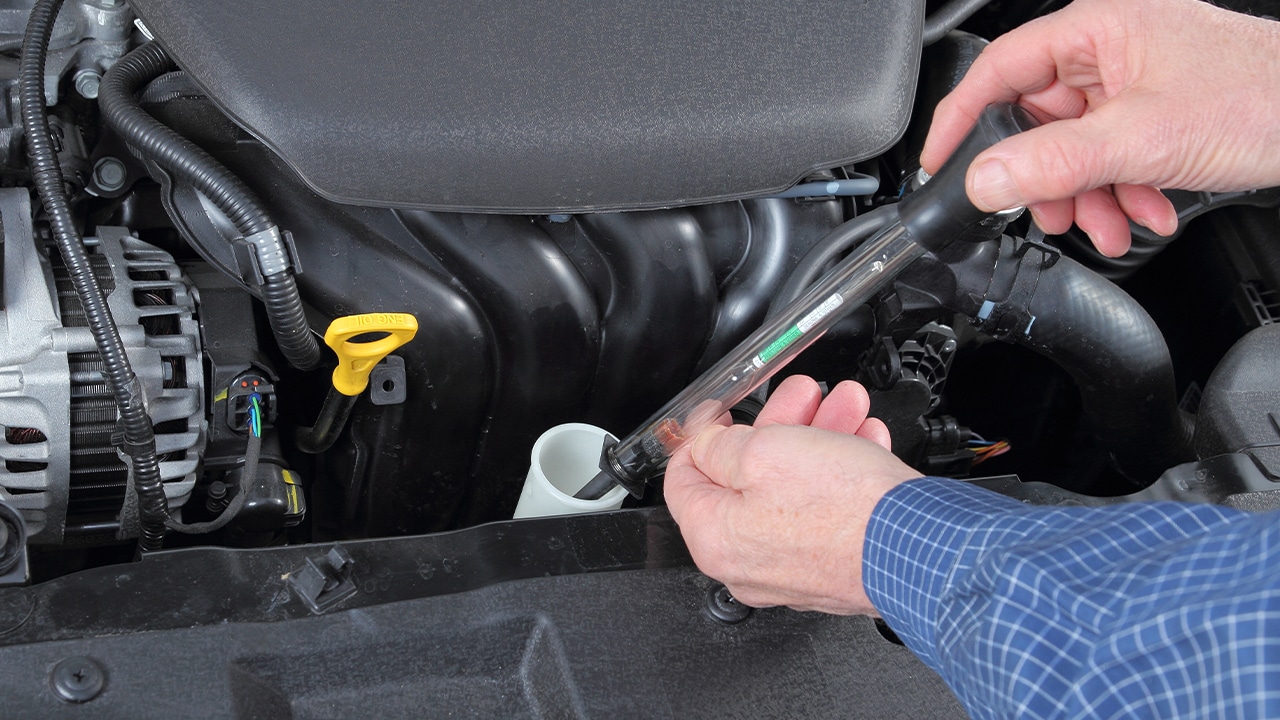 Kontrolle des Frostschutzes im Motorraum zur sicheren Fahrzeugwartung.