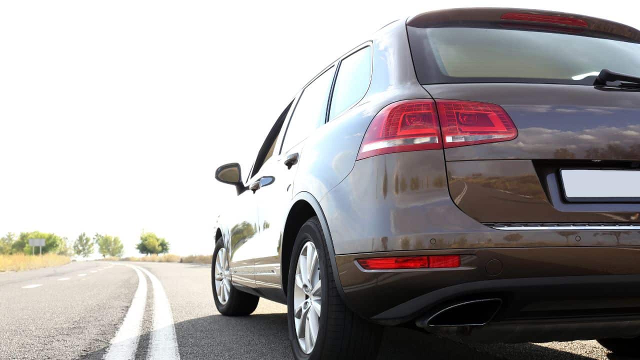 SUV auf freier Landstraße als Beispiel für erhöhte Sicherheit durch Spurhalteassistent, Notbremsassistent und weitere Assistenzsysteme im Auto.